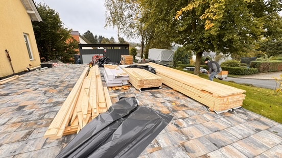 Die Holzelemente liegen für den Aufbau bereit.