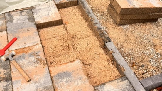 Geöffnete Pflasterfläche an einer vorgesehenen Fundamentstelle.
