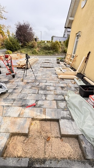 Mehrere vorbereitete Stellen auf der späteren Carportfläche.