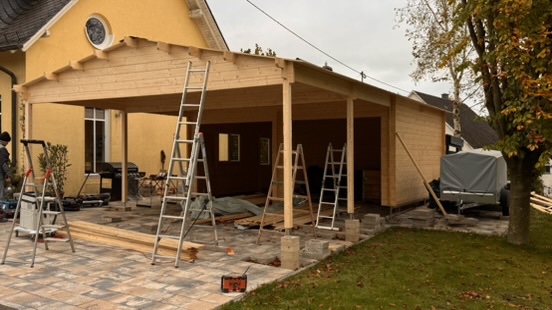 Der Carport mit aufgebauter Holzkonstruktion und Dach.