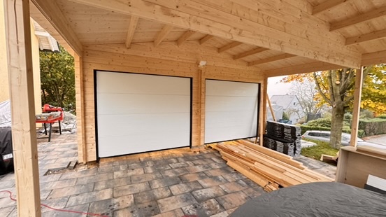Innenansicht des Carports mit den beiden montierten Sektionaltoren